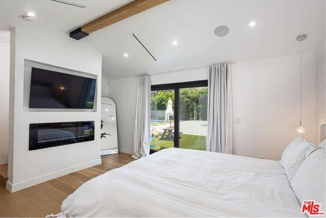 6610 Farralone Ave - Photo 3 of 8