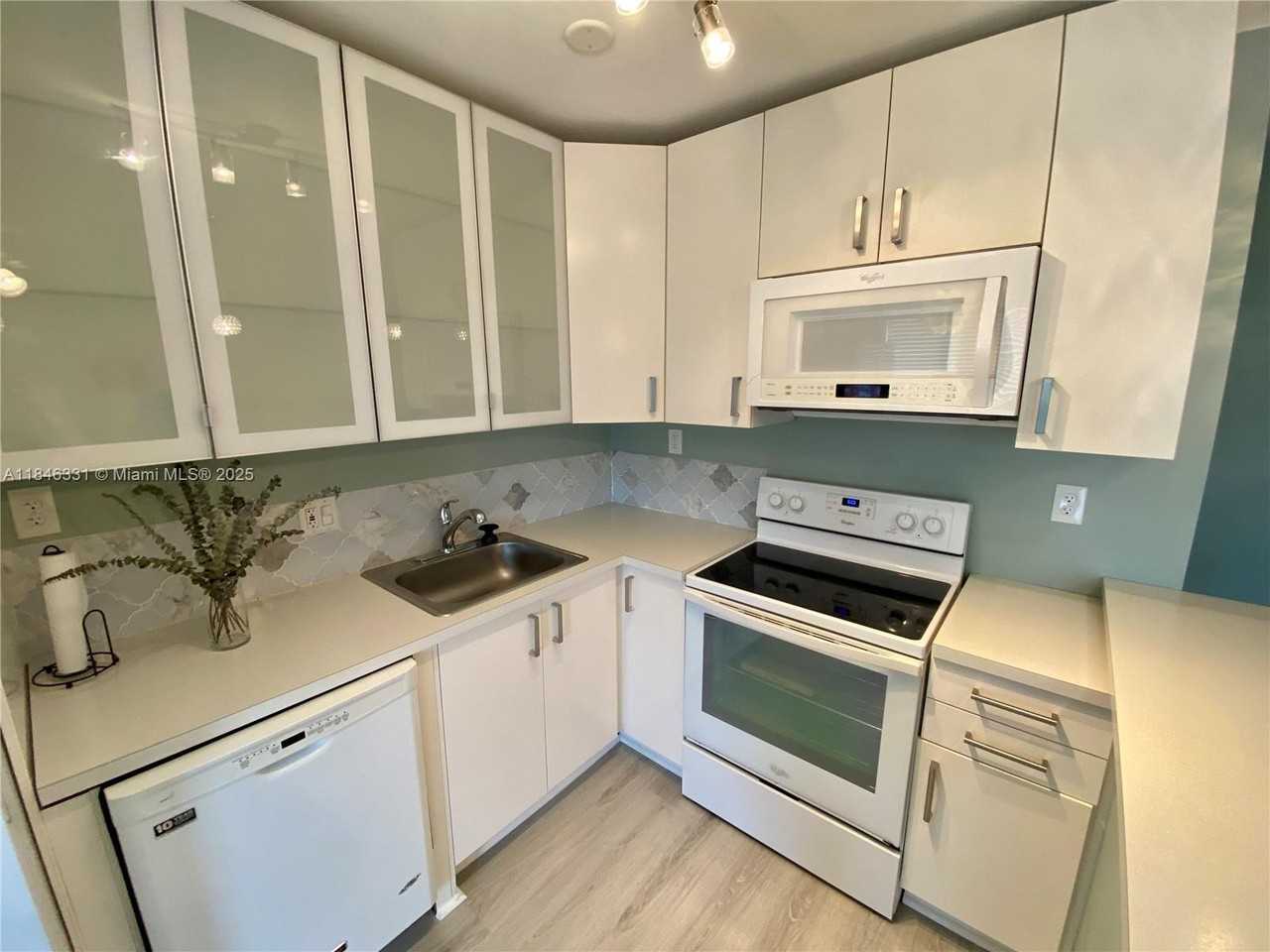 2716 Northeast 30th Place #207C - Photo 5 of 32