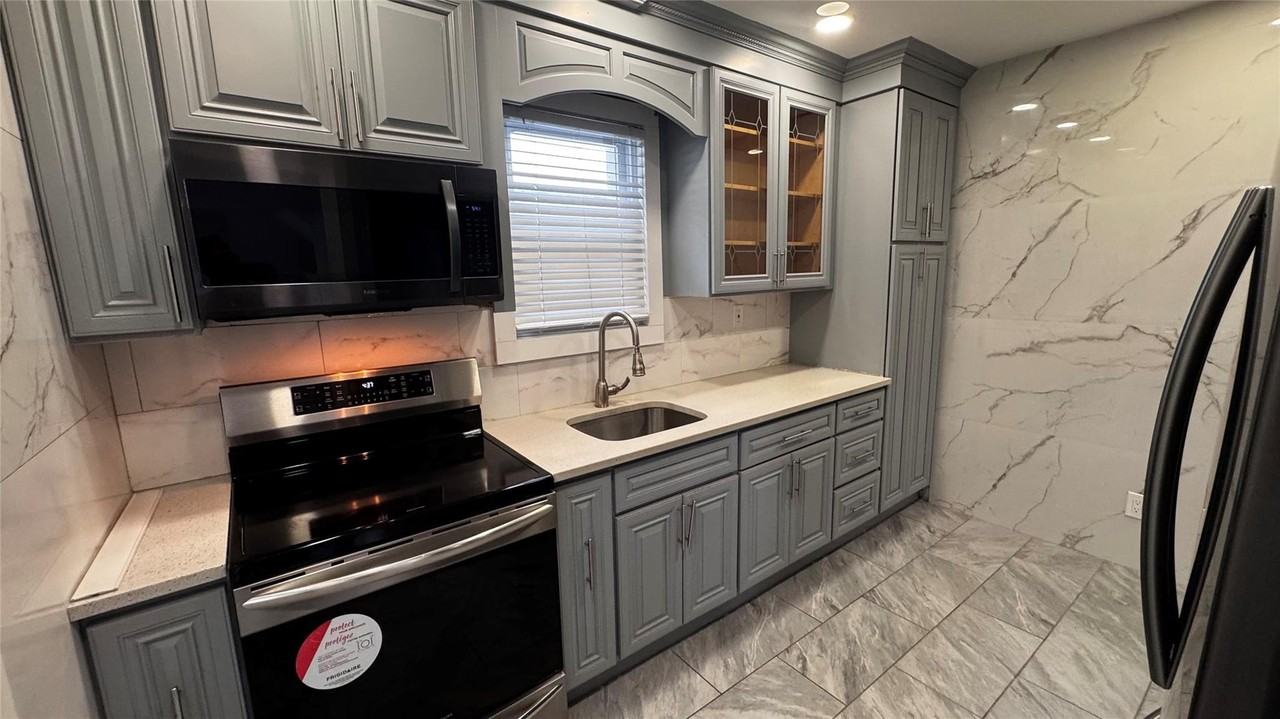 220 Grand Ave - Photo 7 of 19