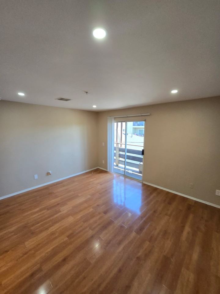 6924 Vesper Avenue - Photo 4 of 10