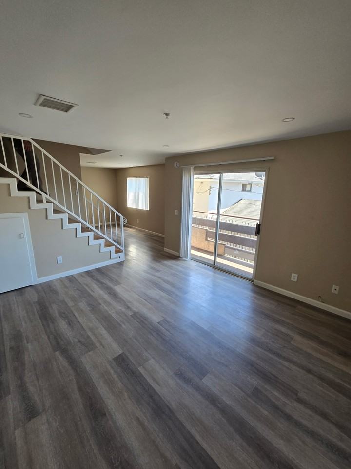 6924 Vesper Avenue - Photo 3 of 10