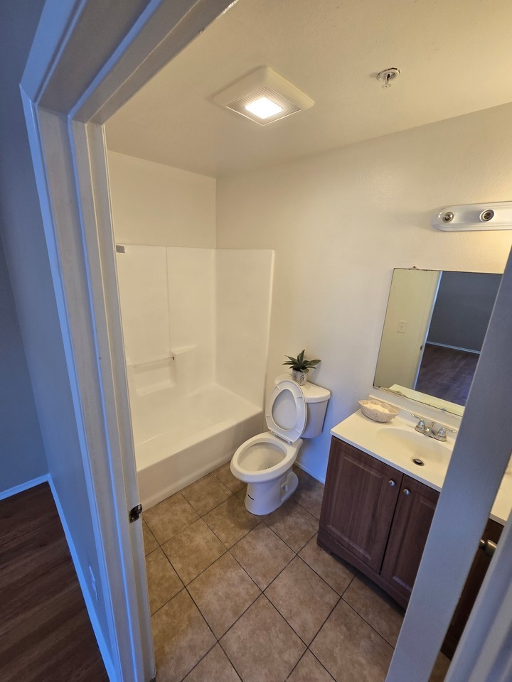 6924 Vesper Avenue - Photo 6 of 10