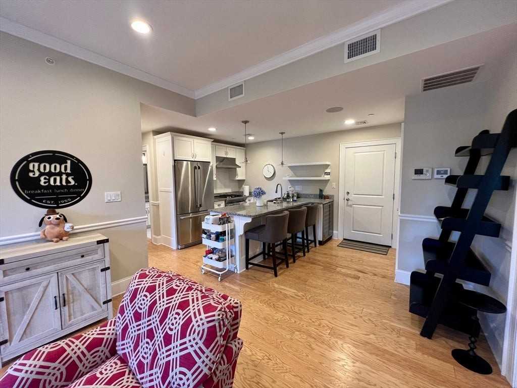 616 E 4th St - Photo 4 of 14