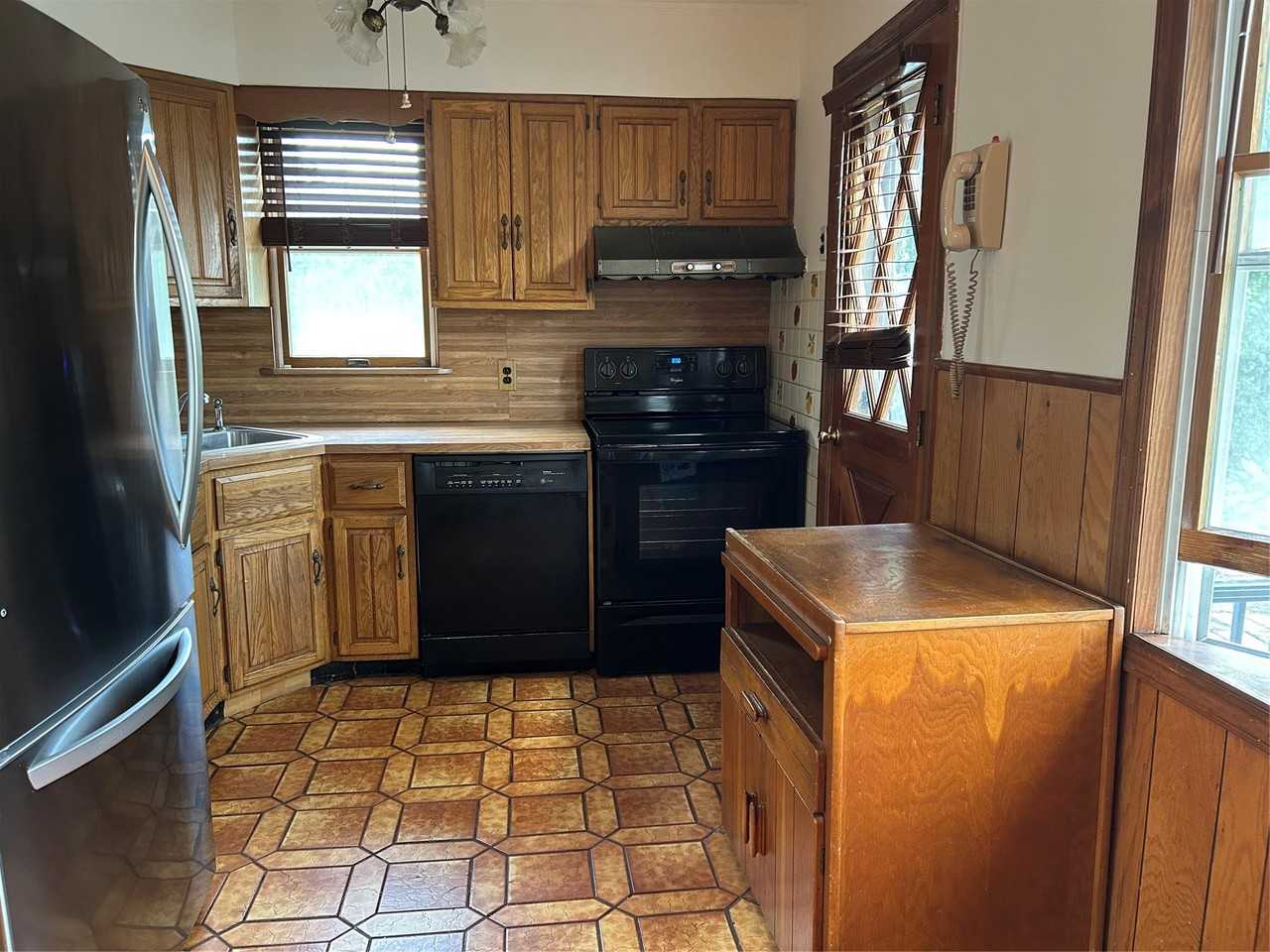 114 Elmwood St - Photo 5 of 20