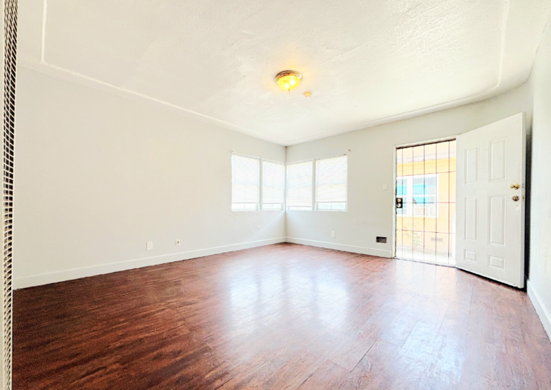 6914 1/2 S Main St - Photo 2 of 9