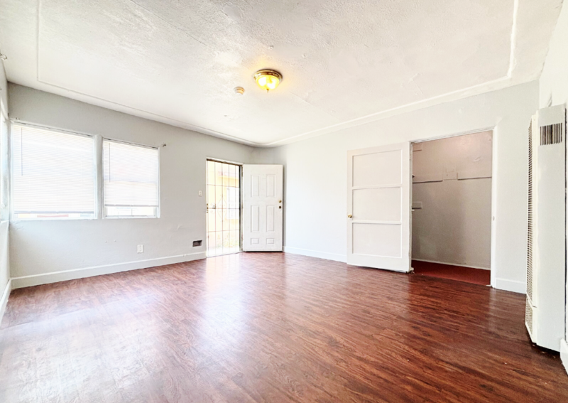 6914 1/2 S Main St - Photo 3 of 9