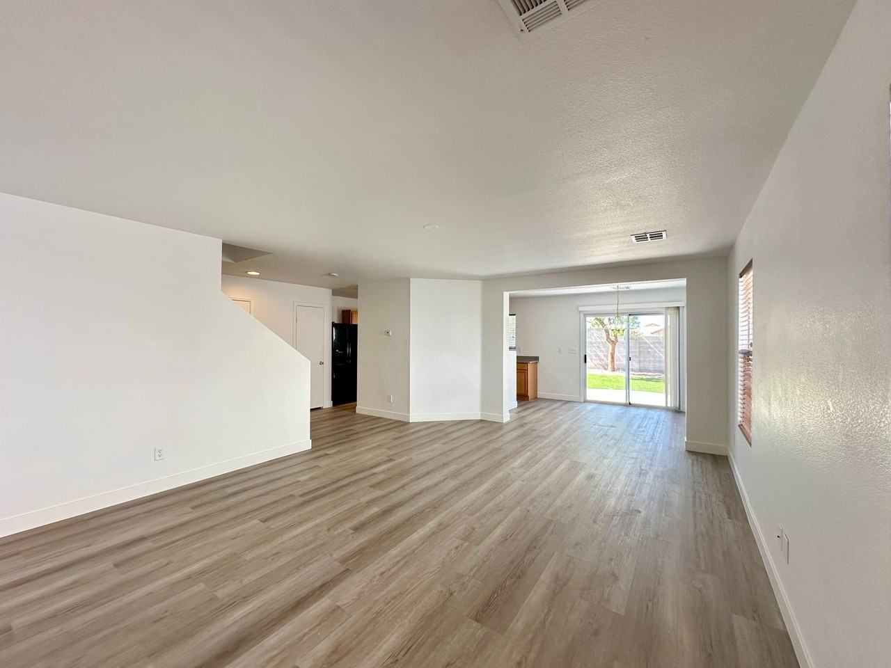 5554 Henshaw Ave - Photo 3 of 22