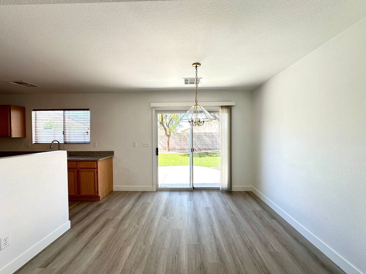 5554 Henshaw Ave - Photo 6 of 22