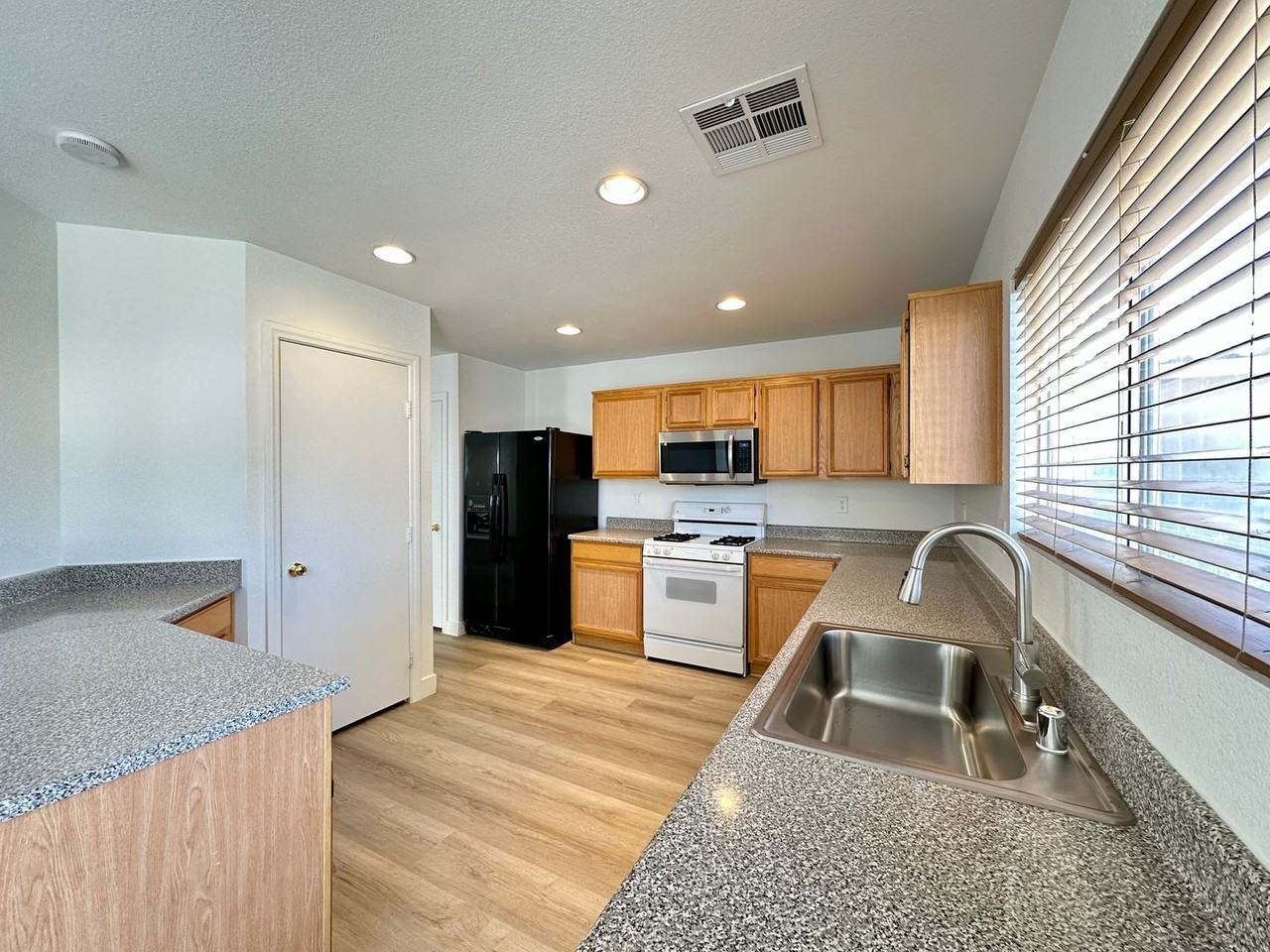 5554 Henshaw Ave - Photo 7 of 22