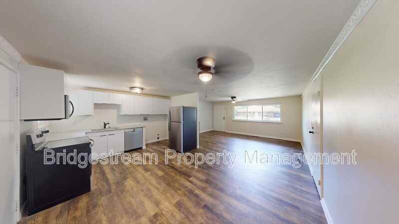 2011 Lehigh Pl - Photo 3 of 8