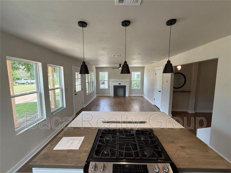 1212 Nw 48th St - Photo 2 of 16