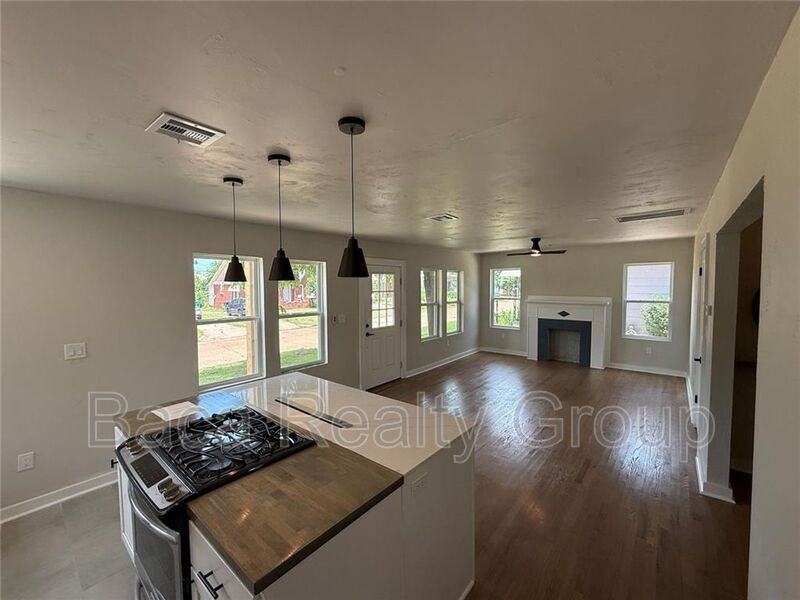 1212 Nw 48th St - Photo 3 of 16