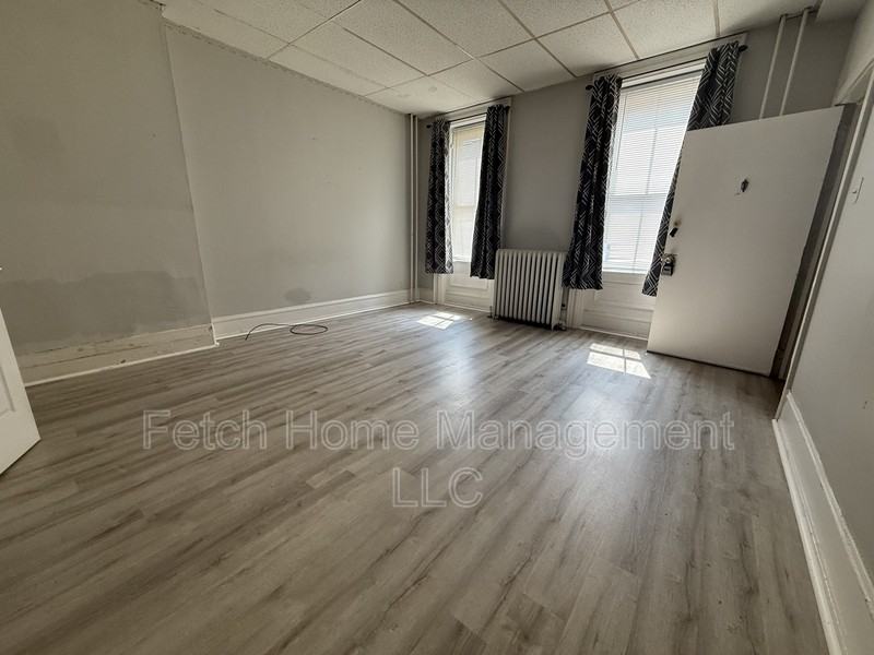 633 Manor St - Photo 2 of 8