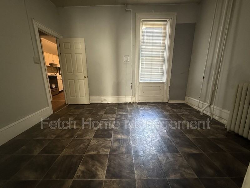 633 Manor St - Photo 3 of 8