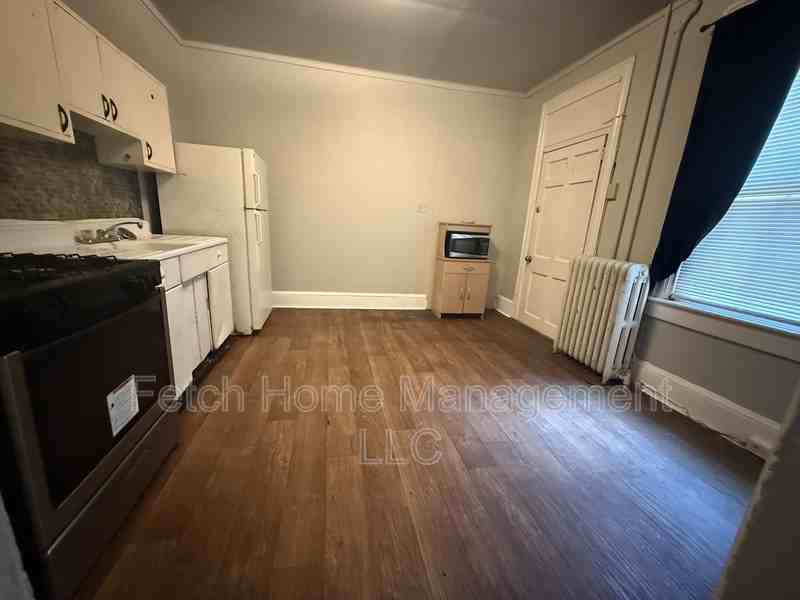 633 Manor St - Photo 4 of 8