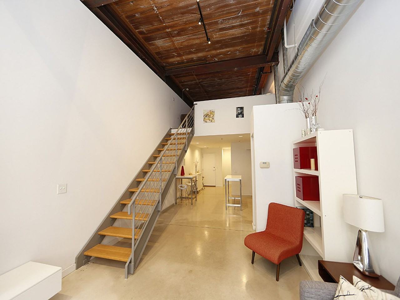 807 E Main St - Photo 4 of 44