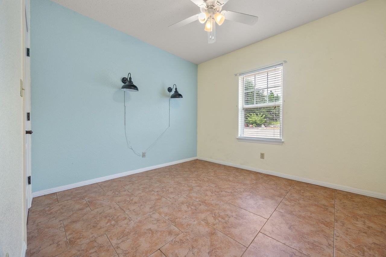 845 Rutherford - Photo 3 of 31