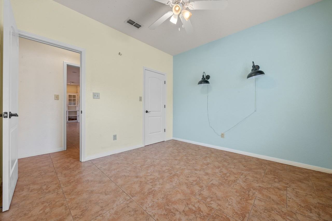 845 Rutherford - Photo 4 of 31