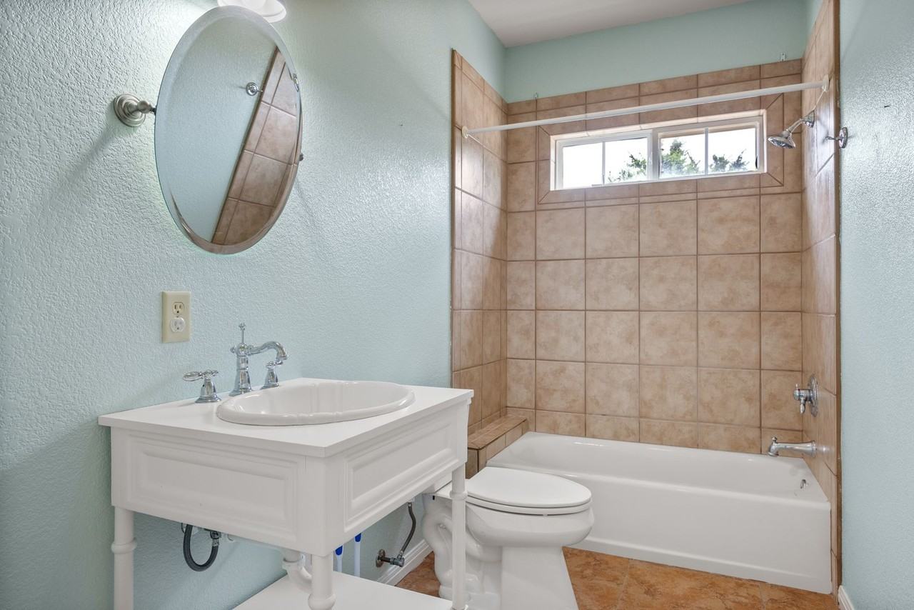 845 Rutherford - Photo 5 of 31