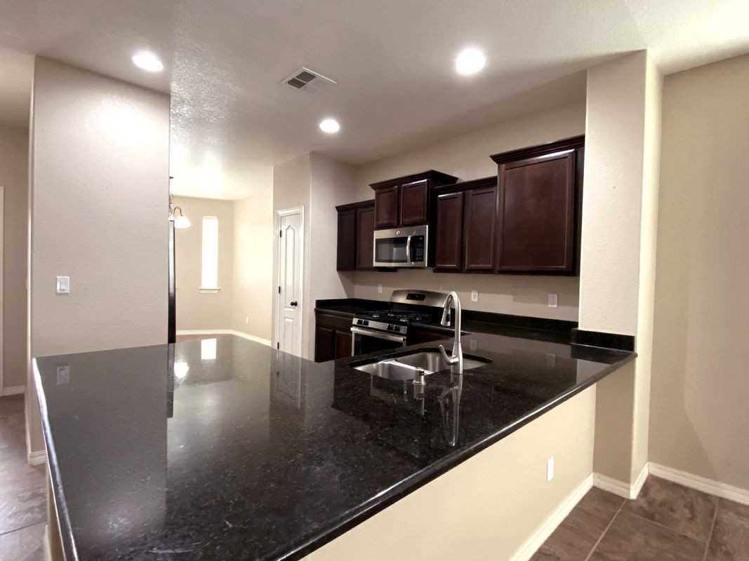 709 Wycliffe St - Photo 2 of 4