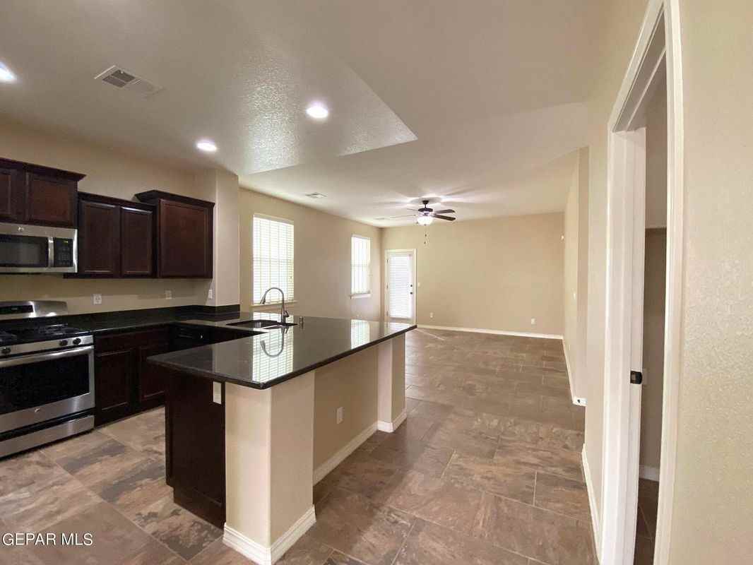 709 Wycliffe St - Photo 3 of 4