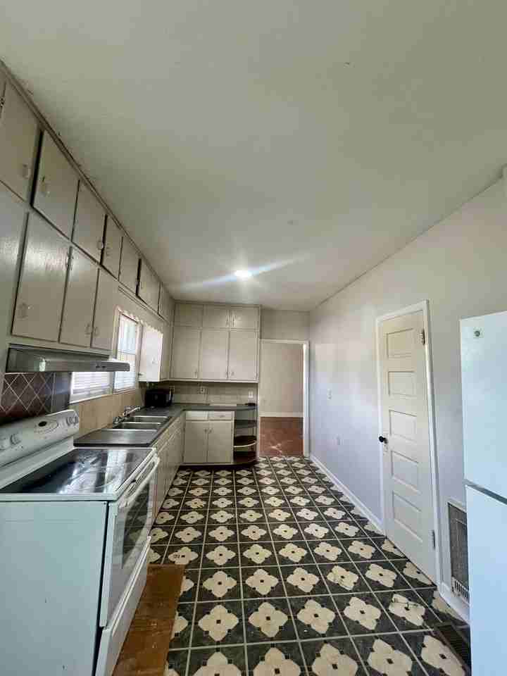 412 W 2nd St - Photo 5 of 7