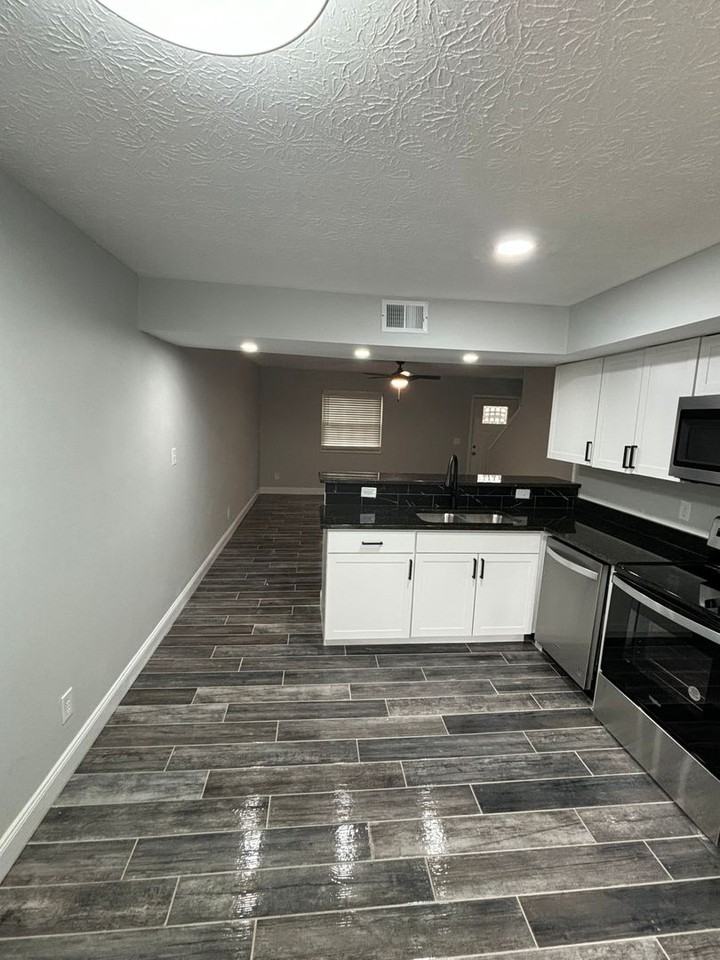 3237 Summerhill Ln - Photo 2 of 10