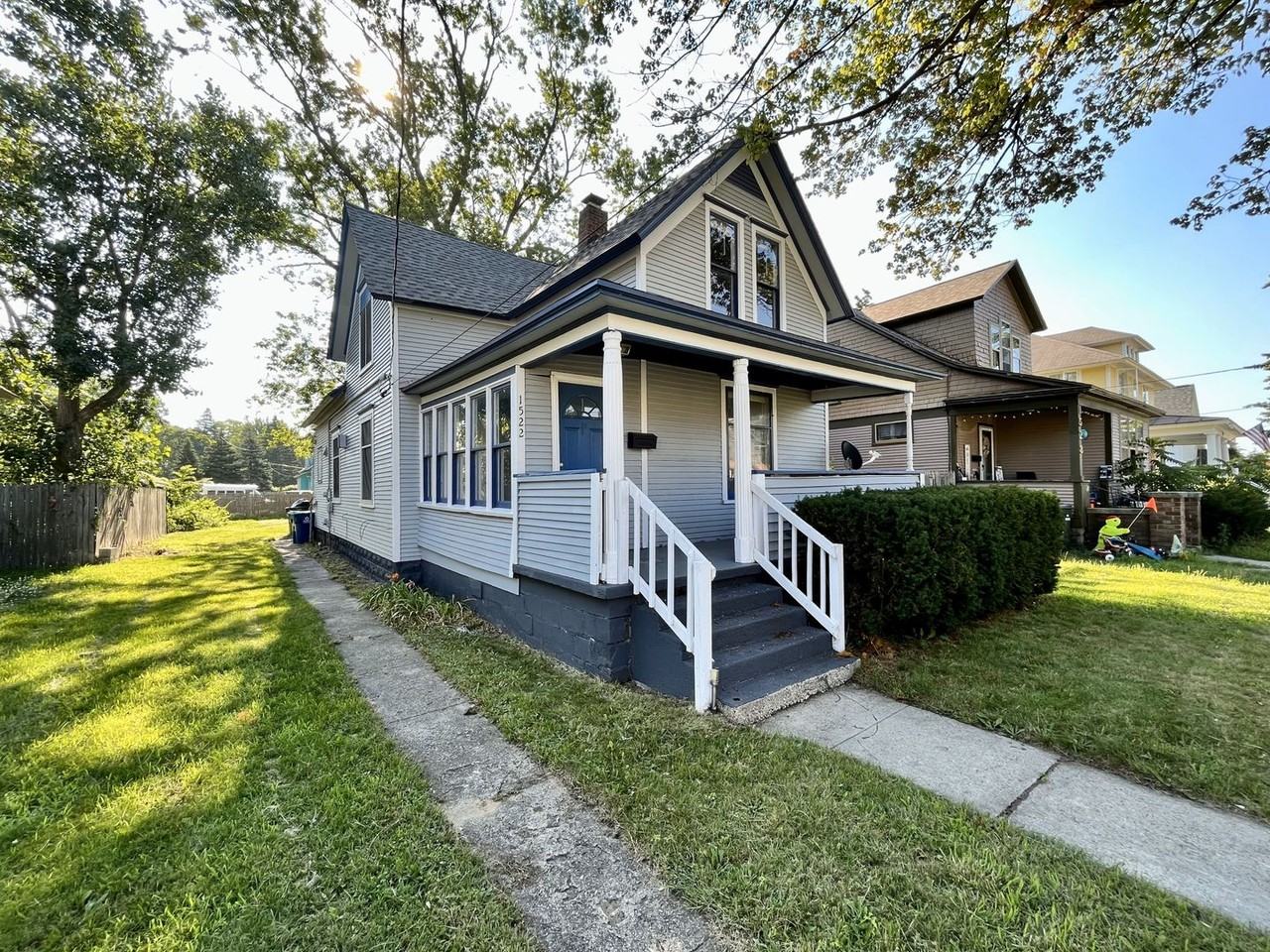 1522 Clinton St - Photo 2 of 37