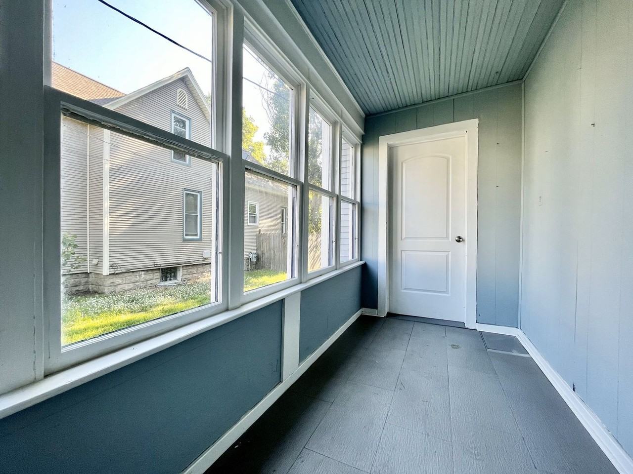 1522 Clinton St - Photo 3 of 37