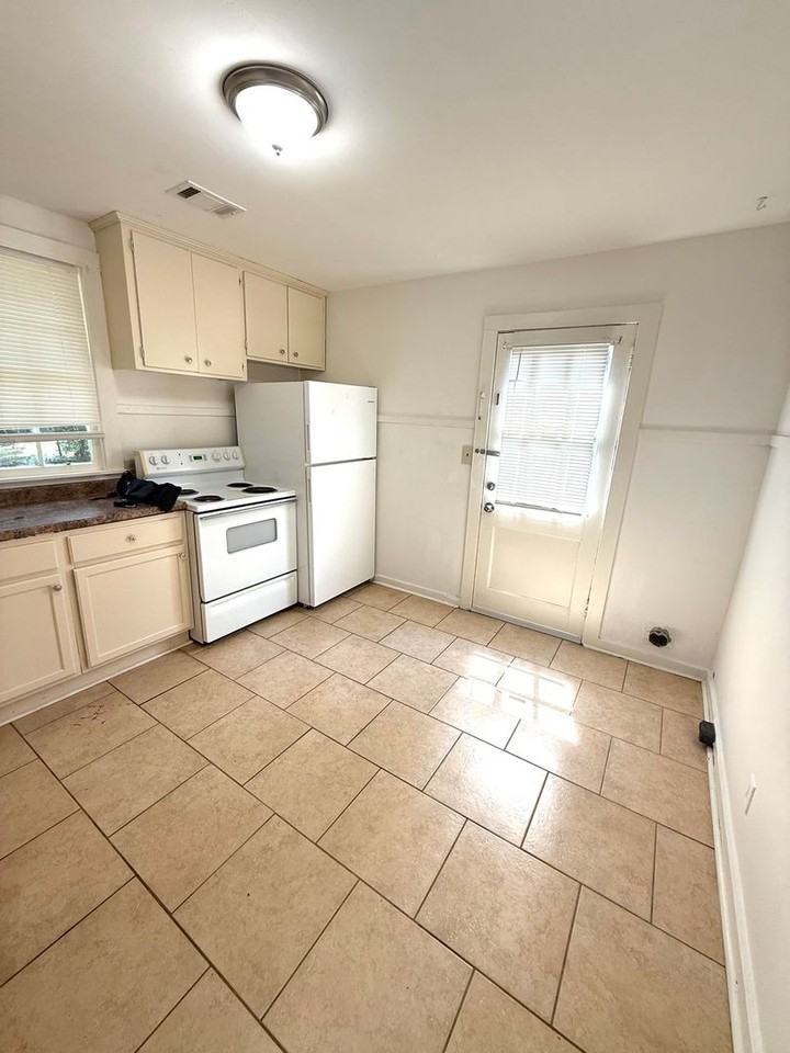 2010 Windsor Ave - Photo 5 of 11