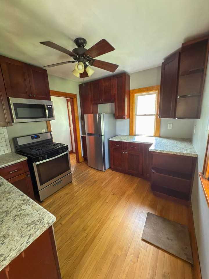 2614 Dupont Ave N - Photo 4 of 28