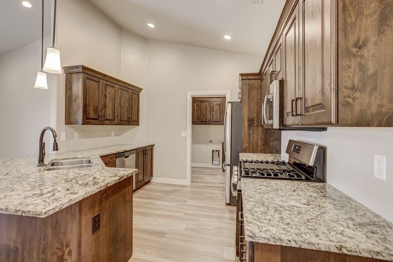 254 W 200 S - Photo 4 of 25