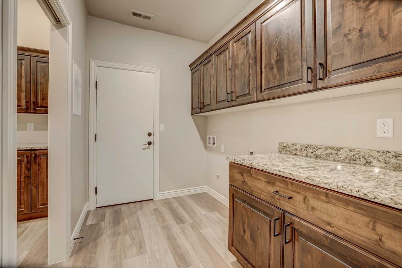 254 W 200 S - Photo 6 of 25