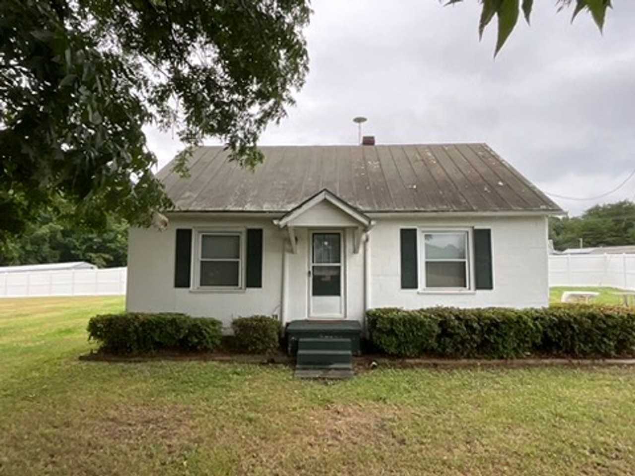 118 Fairgrounds Rd - Photo 2 of 5