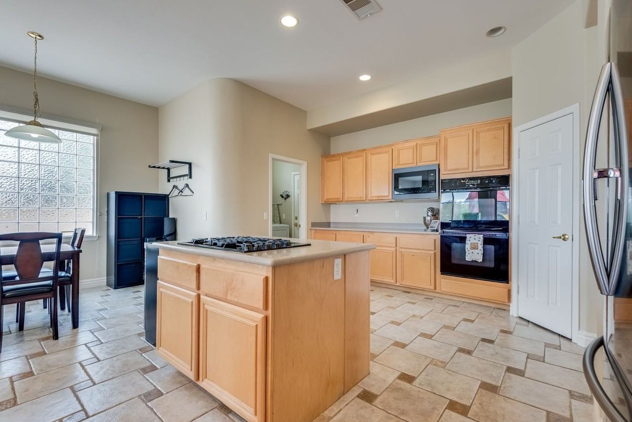 709 Sir James Bridge Way - Photo 7 of 35