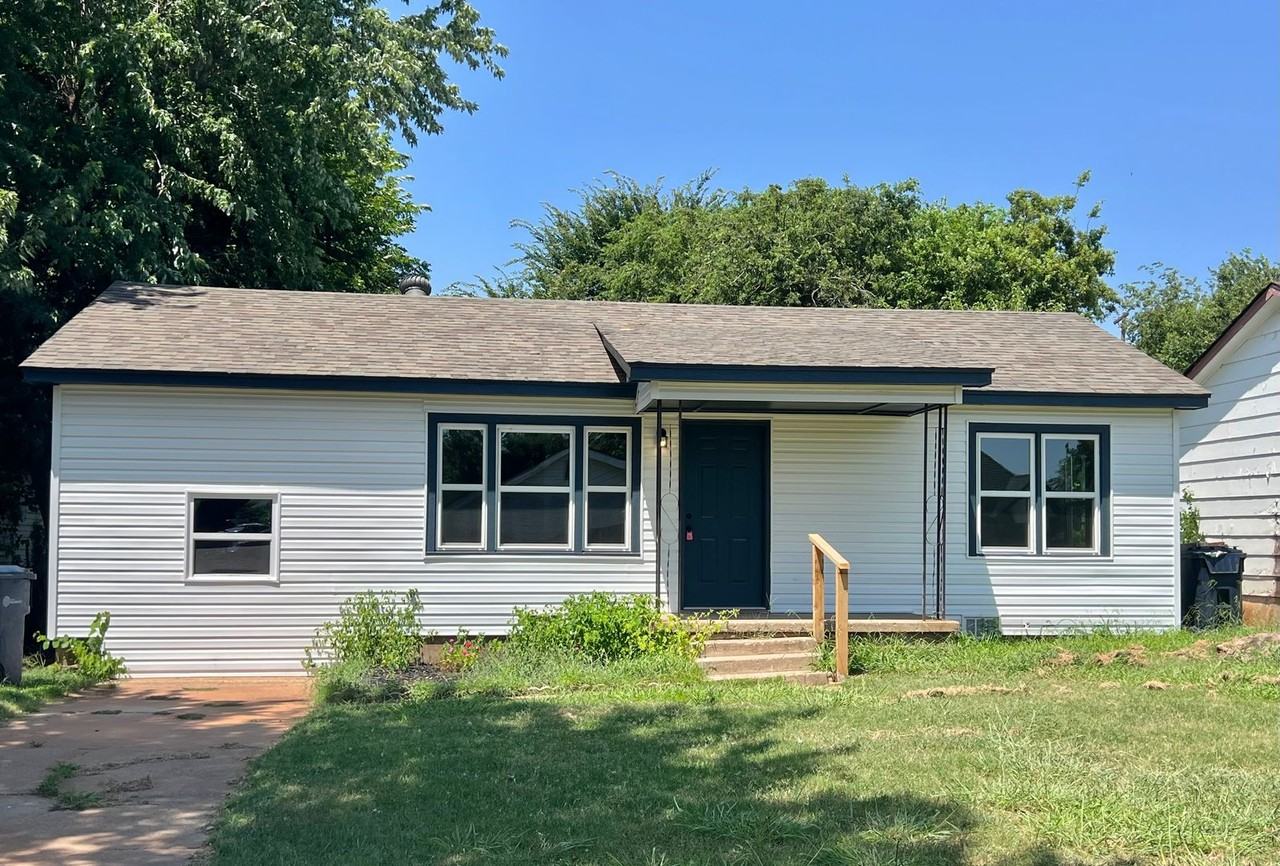 239 Se 48th St - Photo 2 of 10