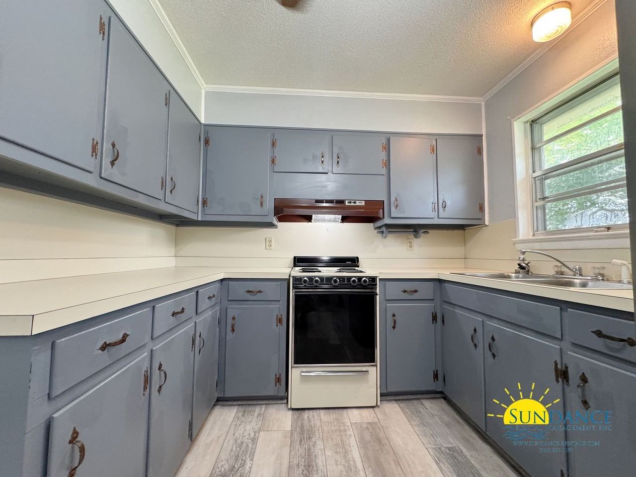 2052 Roberts Dr - Photo 6 of 19