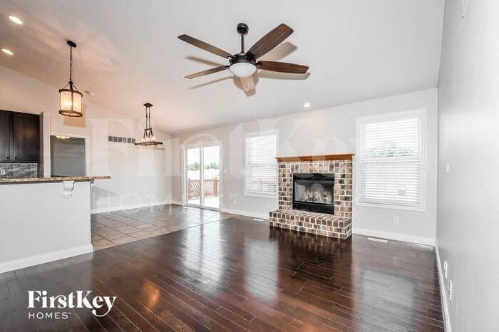 520 Sceptre Rd - Photo 3 of 15