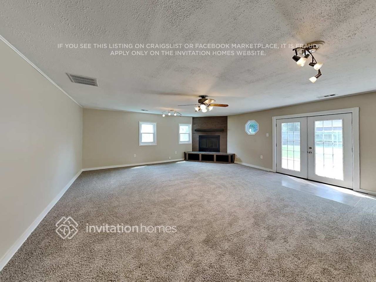9220 S 49th Ct - Photo 3 of 18