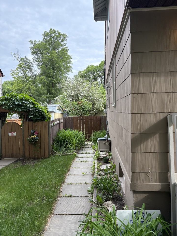 1069 Warsaw Ave - Photo 2 of 33