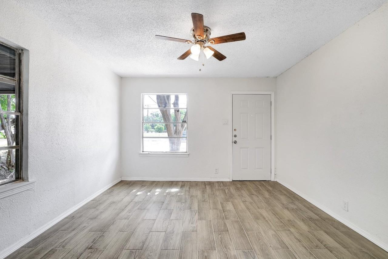 507 Pecan Valley Dr - Photo 3 of 20