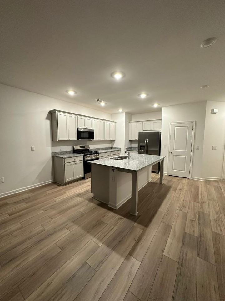 2482 Van Fleet Cir - Photo 2 of 10