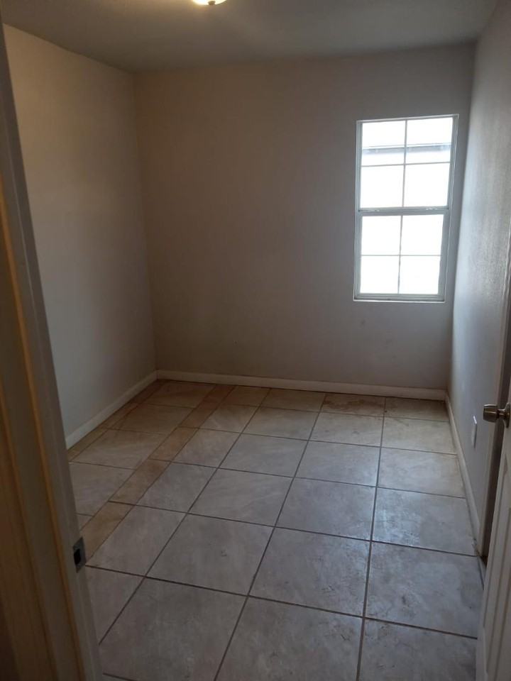 505 W Estes Ave - Photo 5 of 10