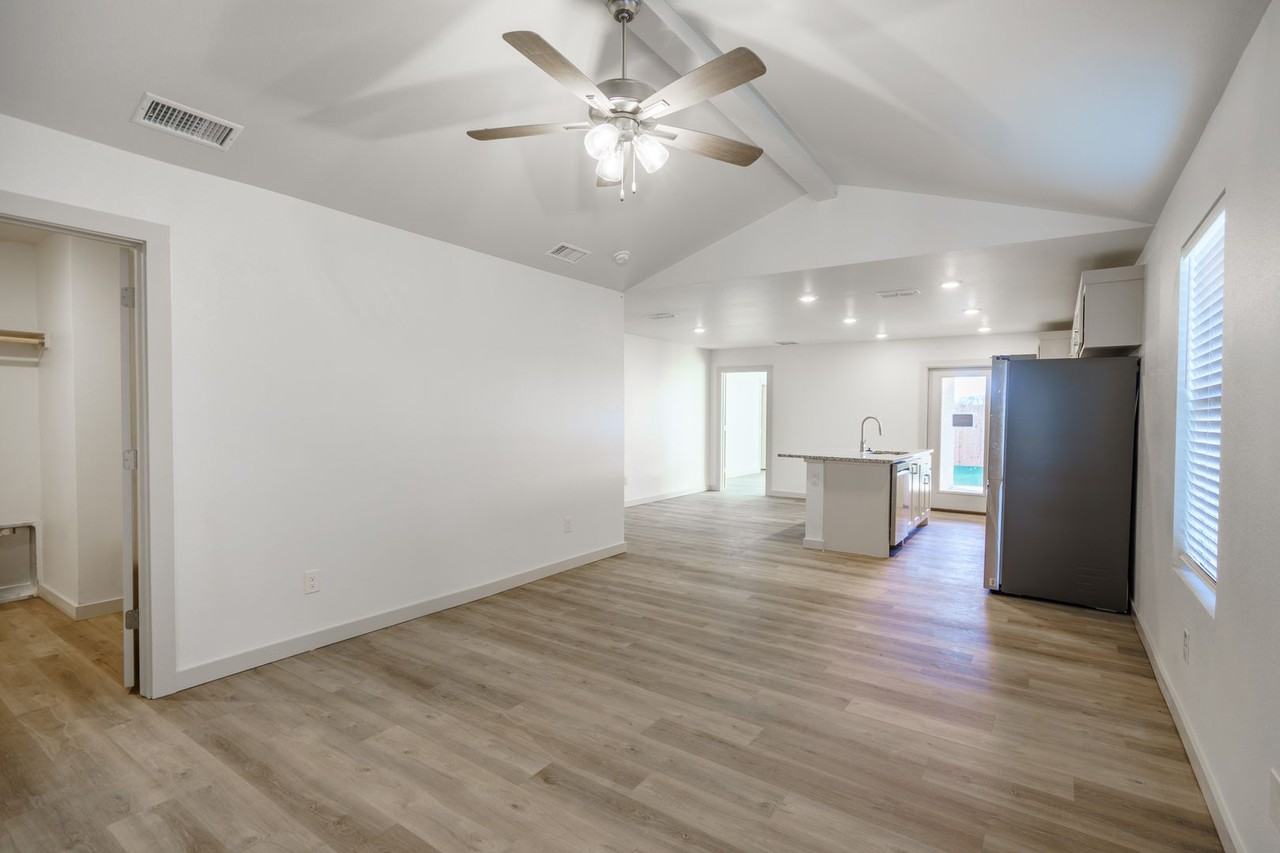8013 Date Ave - Photo 2 of 16