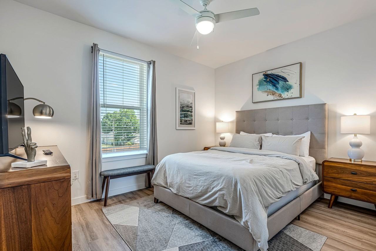 East 9th Apartments - Photo 7 of 24