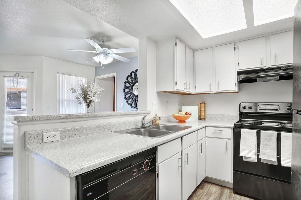 2051 N Torrey Pines Dr - Photo 5 of 22