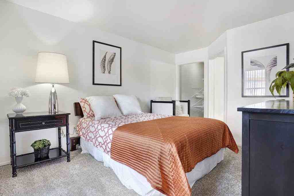 2051 N Torrey Pines Dr - Photo 2 of 22