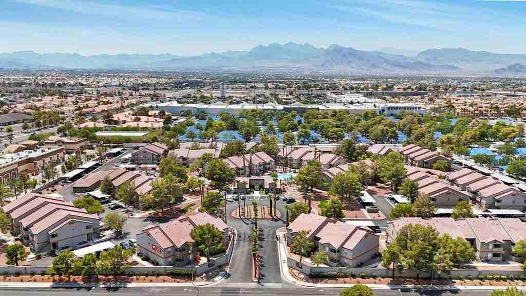 2051 N Torrey Pines Dr - Photo 6 of 22