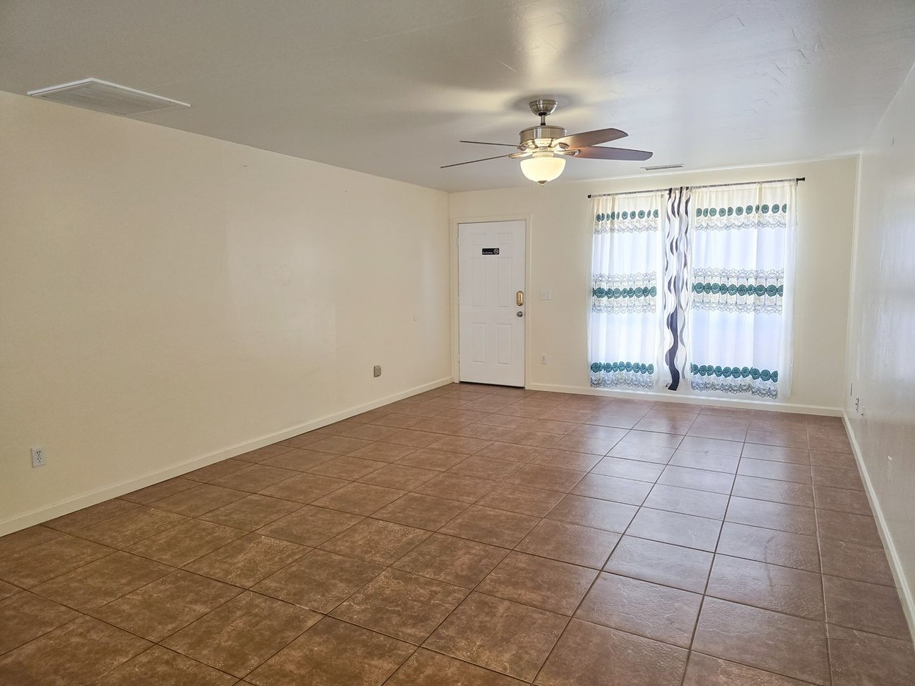 4735 E Valley Ln - Photo 3 of 18