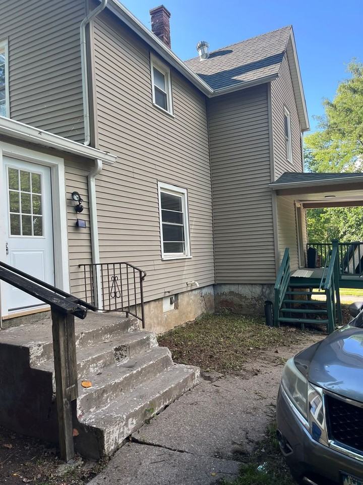 919 W 10th St - Photo 2 of 18